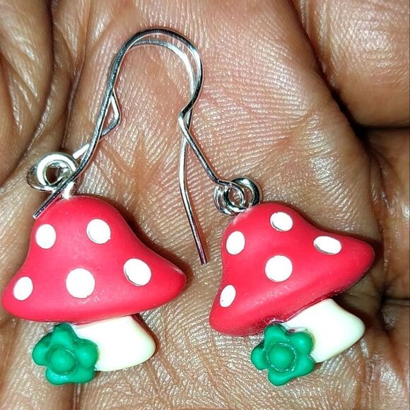 Super cute, colorful, fun earrings - Picture 2 of 4